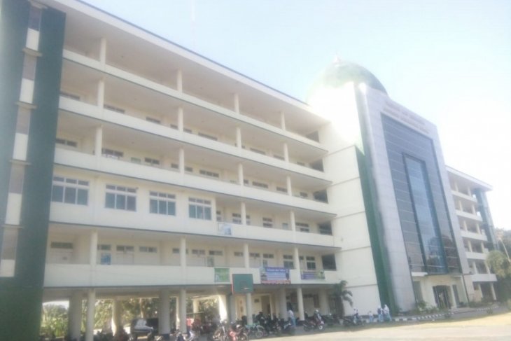 Basri, marbot masjid usia 60 tahun di NTB raih gelar sarjana