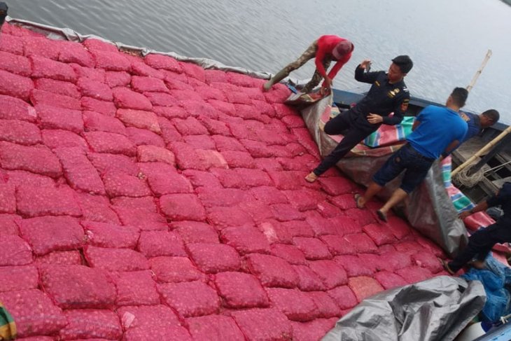 Bea Cukai gagalkan penyelundupan 3.000 karung bawang merah