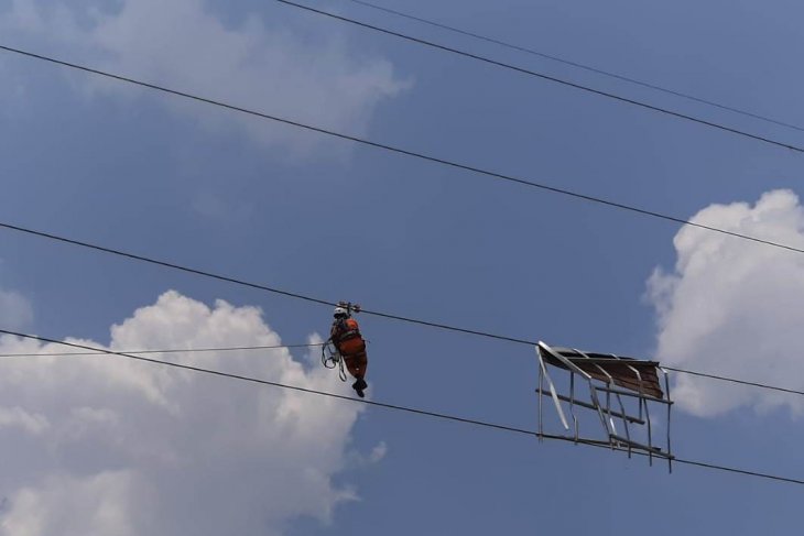 Inilah pasukan khusus PLN yang bekerja di saluran bertegangan tinggi