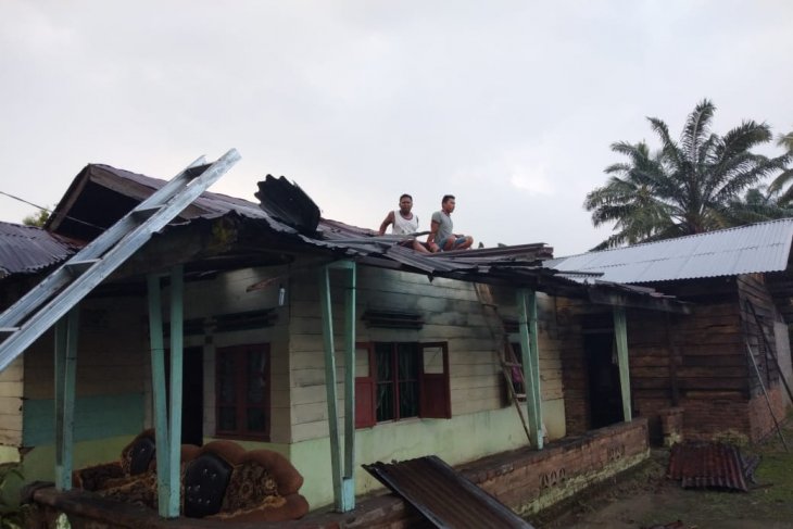 BPBD Langkat turunkan tim untuk pembersihan rumah diterpa angin puting beliung