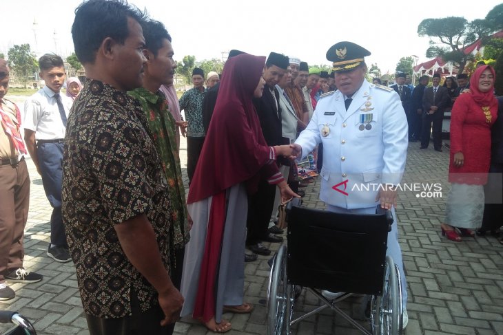 Bupati bagikan kursi roda untuk penyandang disabilitas