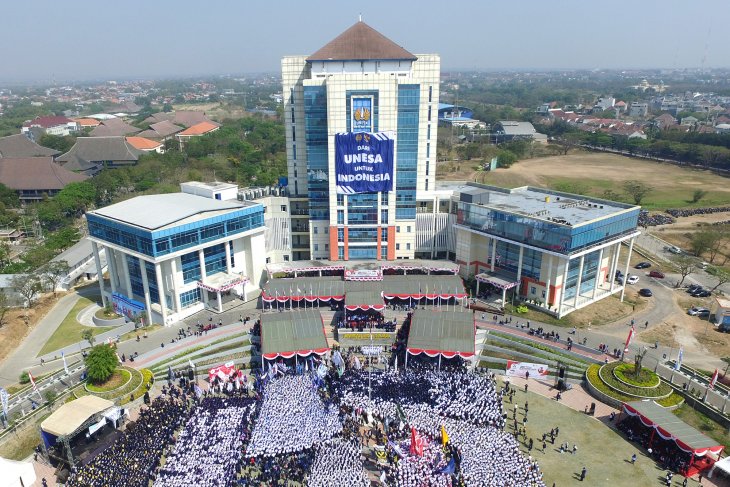 Peringati HUT RI, 7.000 mahasiswa baru Unesa mainkan permainan tradisional (Video)