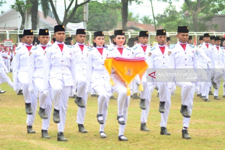 Annisa Salsabilah Hasibuan pembawa baki sang merah putih