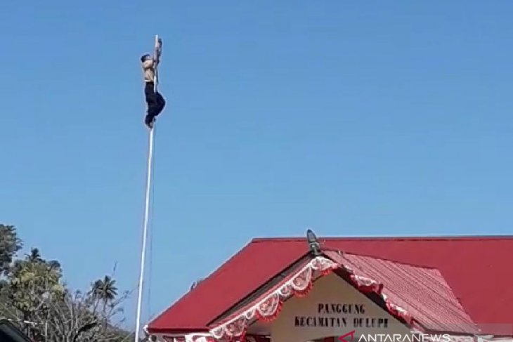 Gubernur Gorontalo berikan beasiswa kepada anak pemanjat tiang bendera