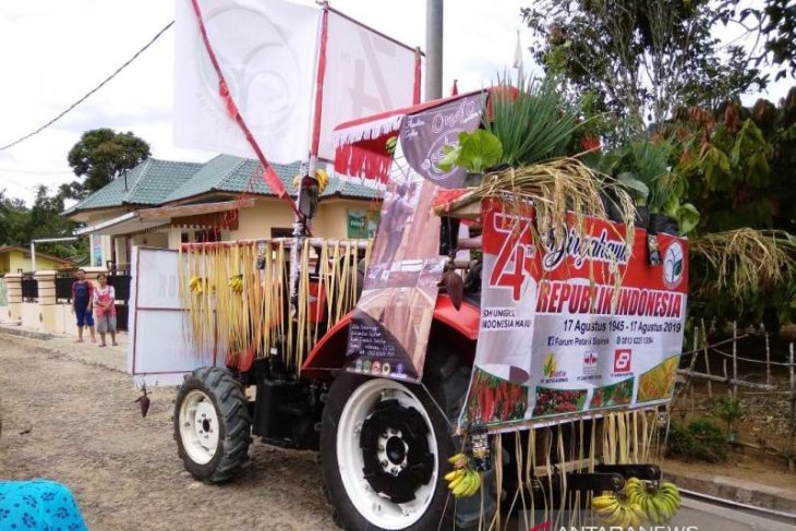 Petani Sipirok tampilkan hasil bumi pada defile HUT ke-74 RI