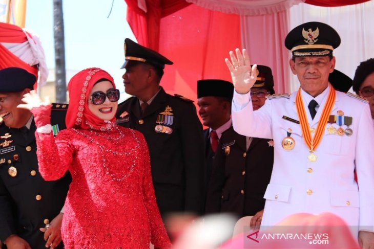 Bupati Tapsel sambut defile HUT ke-74 RI di Sipirok