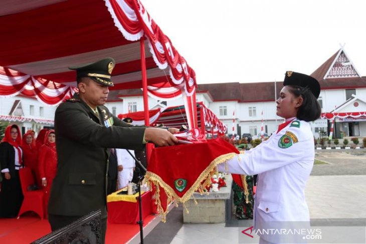 Dandim 0212/TS Irup penurunan bendera Merah Putih