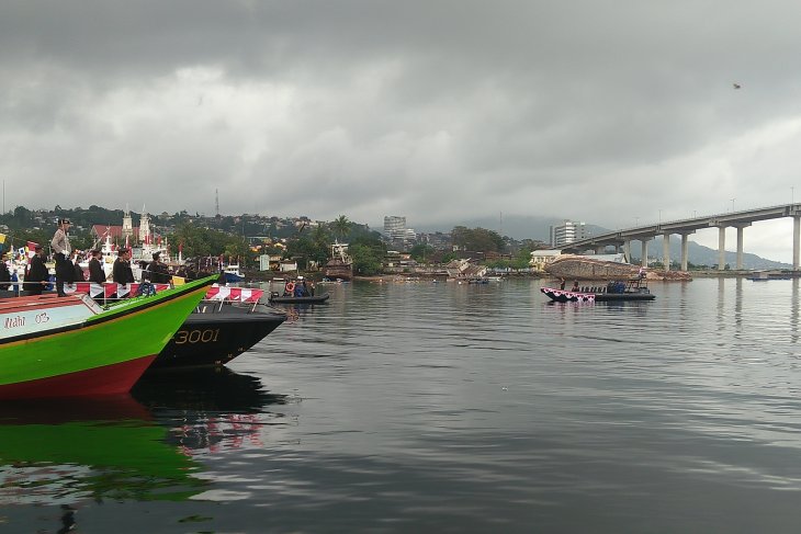 Polda Maluku gelar upacara bendera di Teluk Ambon