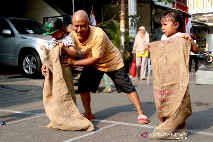 Two girls competed in the sack race during the celebration of the 74th Independence Day of Indonesia at Jakarta, Saturday (Aug 17, 2019). Image: ANTARA/Genta Tenri Mawangi