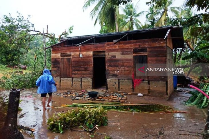 36 unit rumah rusak akibat angin kencang di Aceh Barat