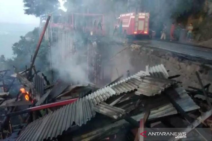 Satu warung kuliner di puncak Gerutee hangus terbakar