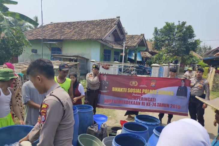 Kendaraan taktis Armor Water Canon dikerahkan Polres Serang bantu air bersih masyarakat