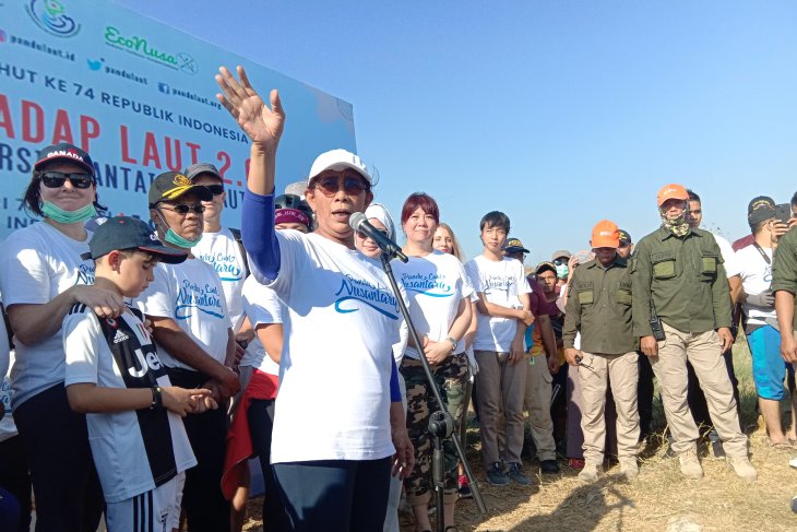 Gerakan masyarakat bersihkan sampah laut dipimpin Menteri Susi
