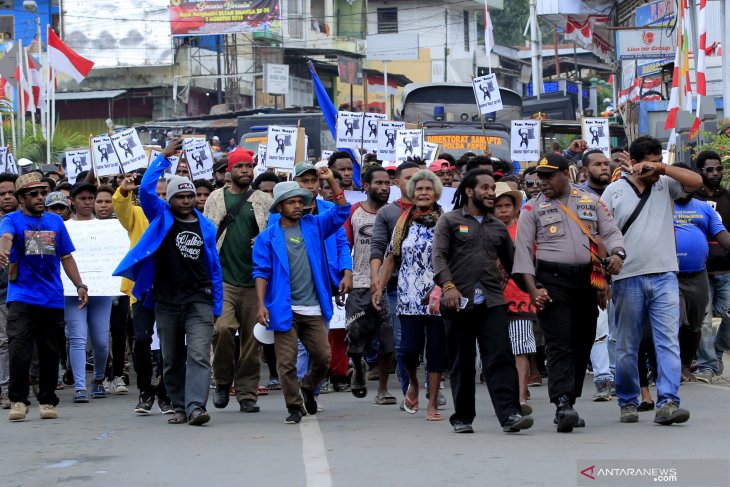 Aksi massa di Timika, massa lempari gedung DPRD