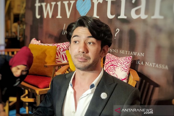 Reza Rahadian didampingi dokter saat syuting film