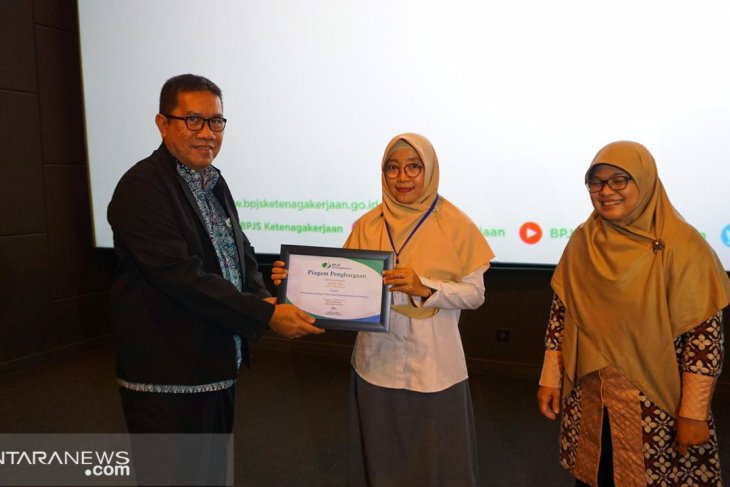BPJS-TK Cikupa beri penghargaan pada perusahaan terkait kepatuhan pembayaran