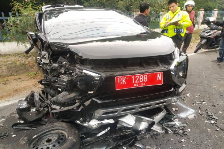 Mobil Dinas KPPN Tebing Tinggi tabrakan dengan Toyota Calya