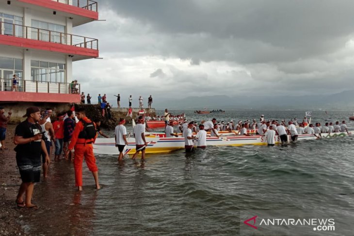 Banda protes hasil lomba arumbae manggurebe
