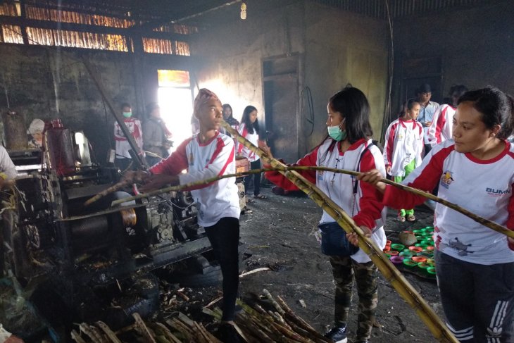 Peserta SMN NTT amati proses pembuatan gula tebu Kerinci