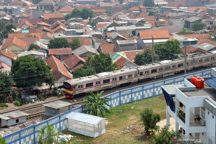 Commuter Train Service Operates Normally During Christmas