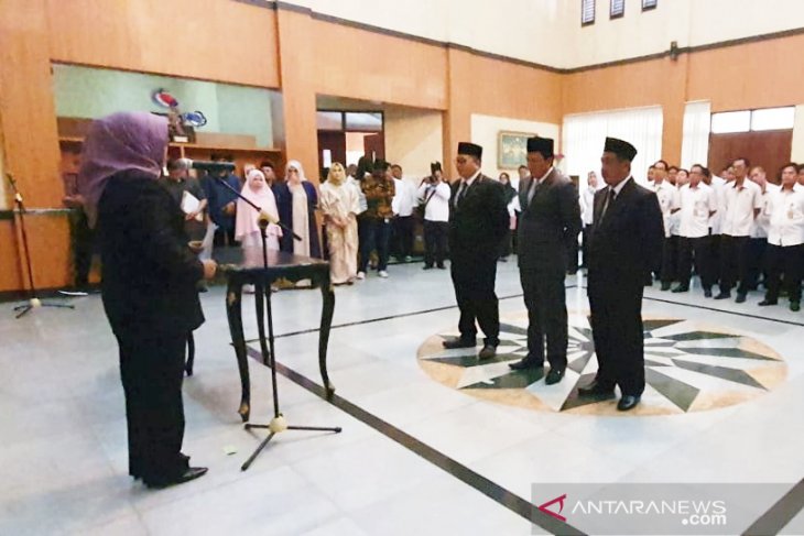 Ade Yasin minta direksi Pasar Tohaga saingi manajemen pasar modern