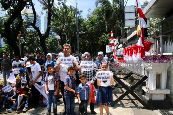 Iraqi refugees resume protest in front of UNHCR Jakarta Office
