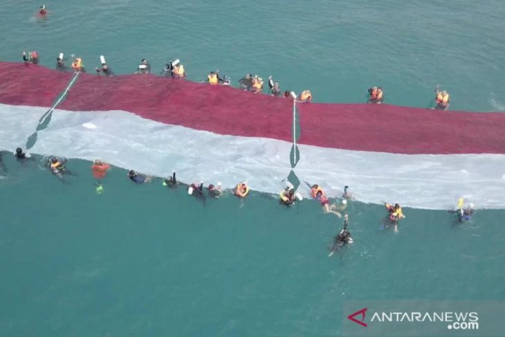 Sepuluh penyandang disabilitas kibarkan merah putih di bawah laut