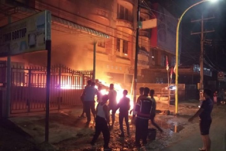 Diduga akibat api rokok, lapak minyak ludes terbakar di Sarudik