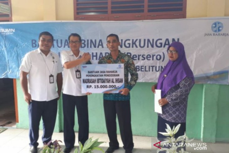 Jasa Raharja Babel serahkan bantuan peningkatan pendidikan
