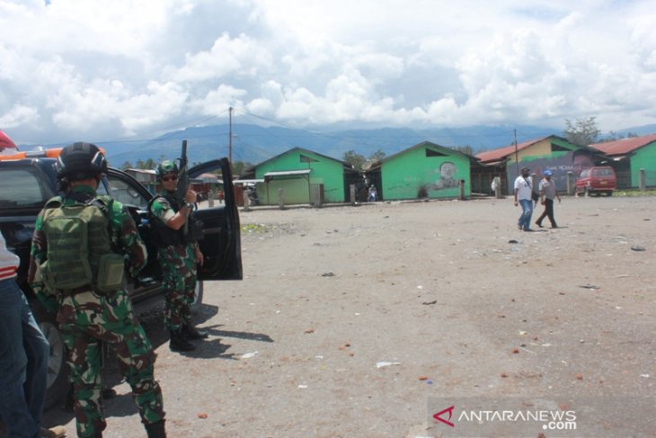 Aparat dan seorang anggota KKB baku tembak di pusat keramaian