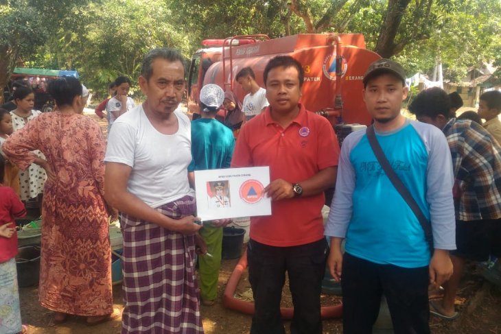 BPBD Serang distribusikan air bersih ke Ponpes di Tirtayasa