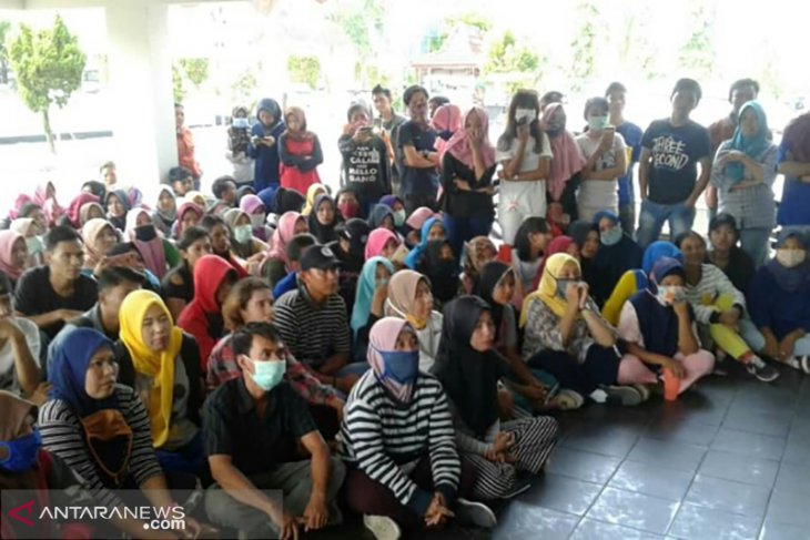 Upah tak sesuai UMP, buruh di Bengkulu seruduk Disnakertrans