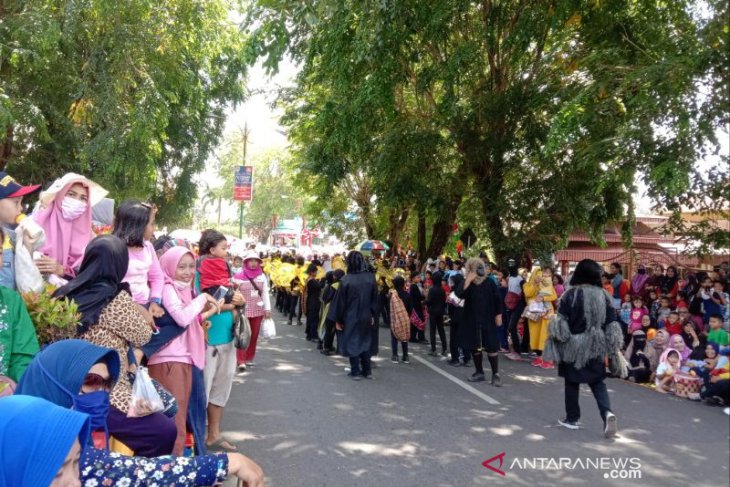 Ribuan penonton padati trotoar jalan saksikan pawai dan karnaval