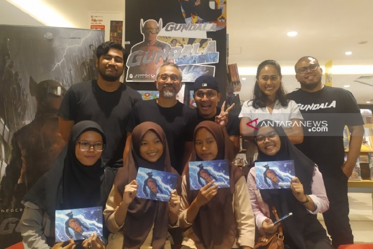 Pemain film Gundala gelar