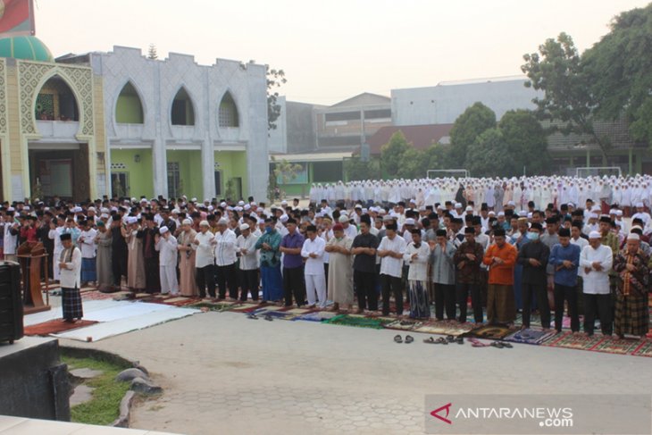 Ribuan warga shalat meminta hujan saat kabut asap makin parah
