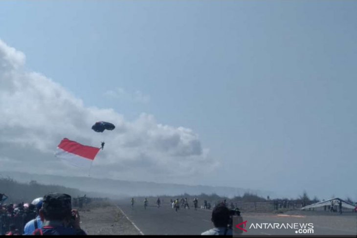 Jogja Air Show pecahkan rekor tarik banner 1.250 meter