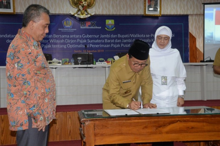 Gubernur dan bupati/walikota teken Mou dengan Dirjen Pajak disaksikan KPK