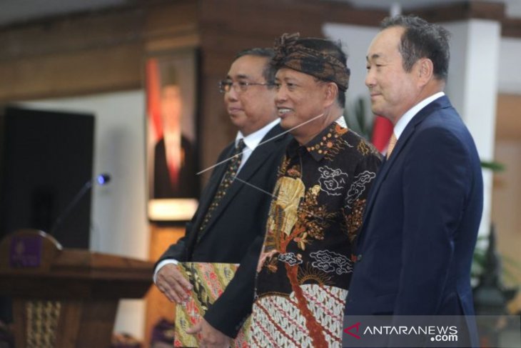 Menristekdikti kenalkan rektor asing pertama