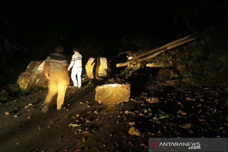 Hati-hati Geurute rawan longsor batu besar
