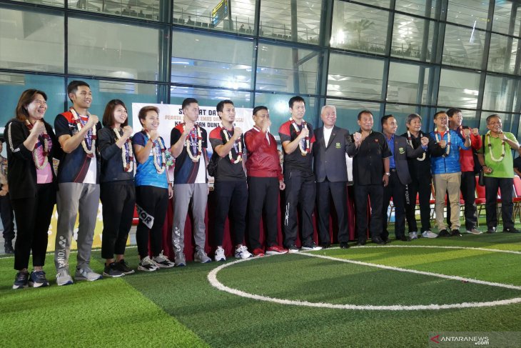 Juara dunia Ahsan/Hendra disambut kalungan bunga