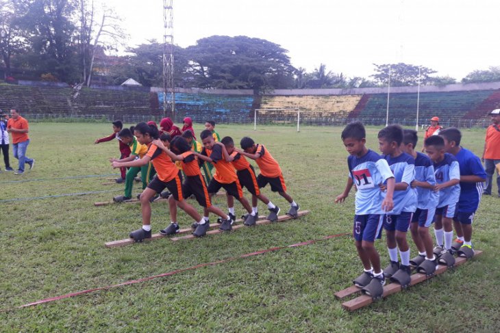 Siswa Ambon lestarikan permainan tradisional tarompa panjang
