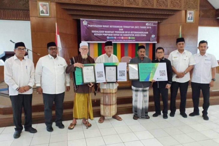 BPJS Ketenagakerjaan serahkan SKT ke pimpinan Dayah Aceh Utara.