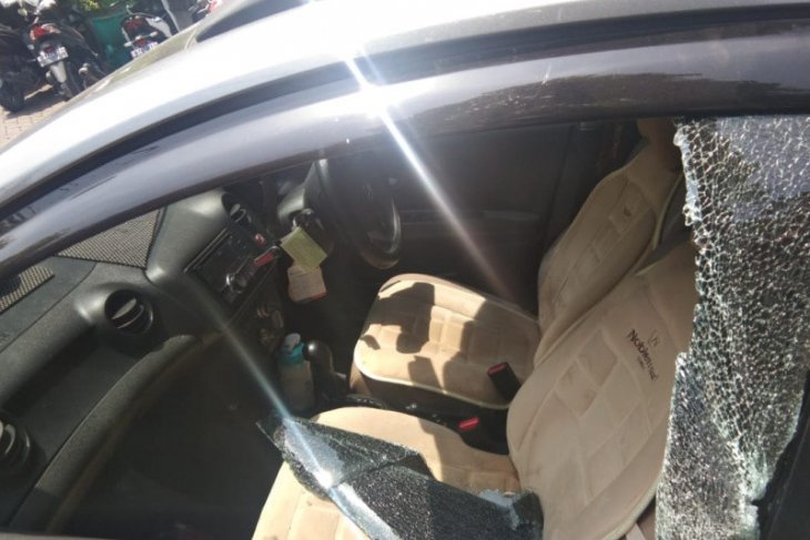 Kaca mobil pecah, uang di laci Rp100 juta lenyap