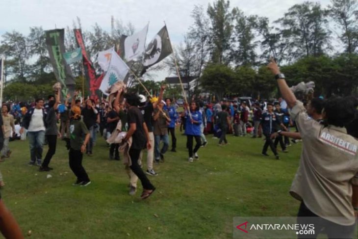 Tak Terima Digembok Ribuan Mahasiswa Uin Ar Raniry Bongkar