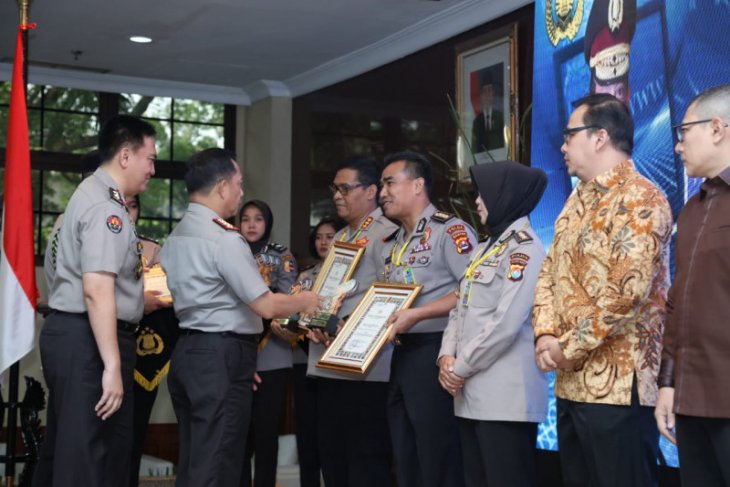 Kabid Humas Polda Banten Kombes Pol Edy Sumardi raih penghargaan Kapolri