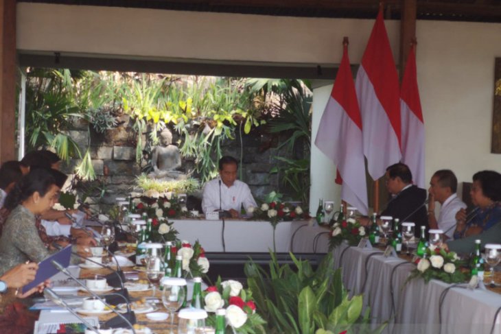 President Jokowi chairs limited cabinet meeting on tourism in Magelang