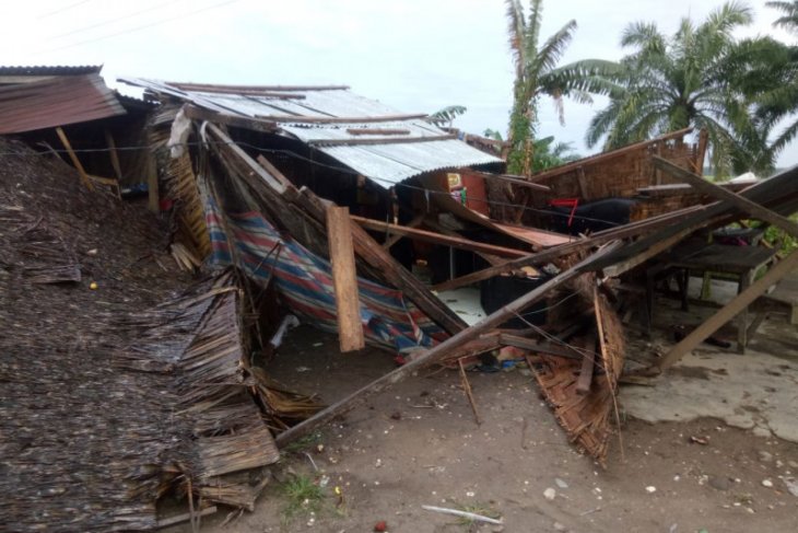 Lima rumah warga Langkat dilanda angin kencang