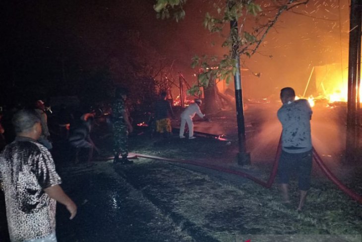 Bangunan di asrama mahasiswa Unidar Ambon terbakar