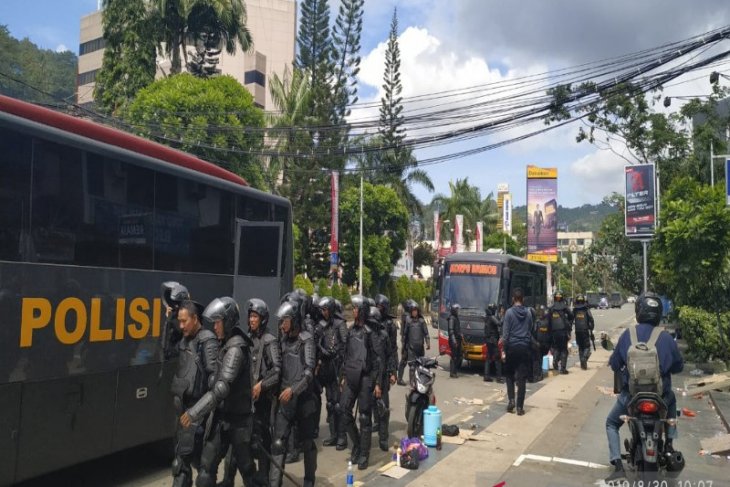 Jayapura terkini, aparat keamanan kerahkan truk angkut pendemo