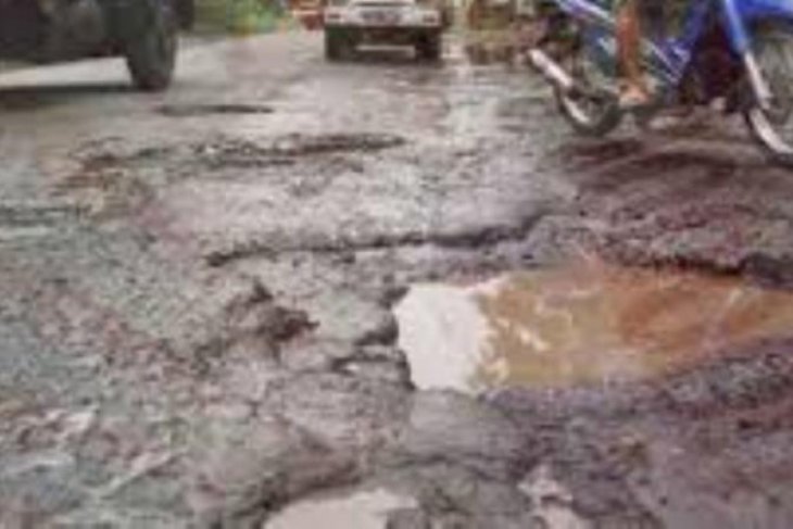 Jalan rusak di Gunungsitoli butuh perbaikan segera
